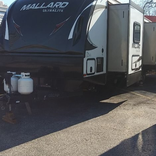 A mallard ultralite trailer is parked in a parking lot