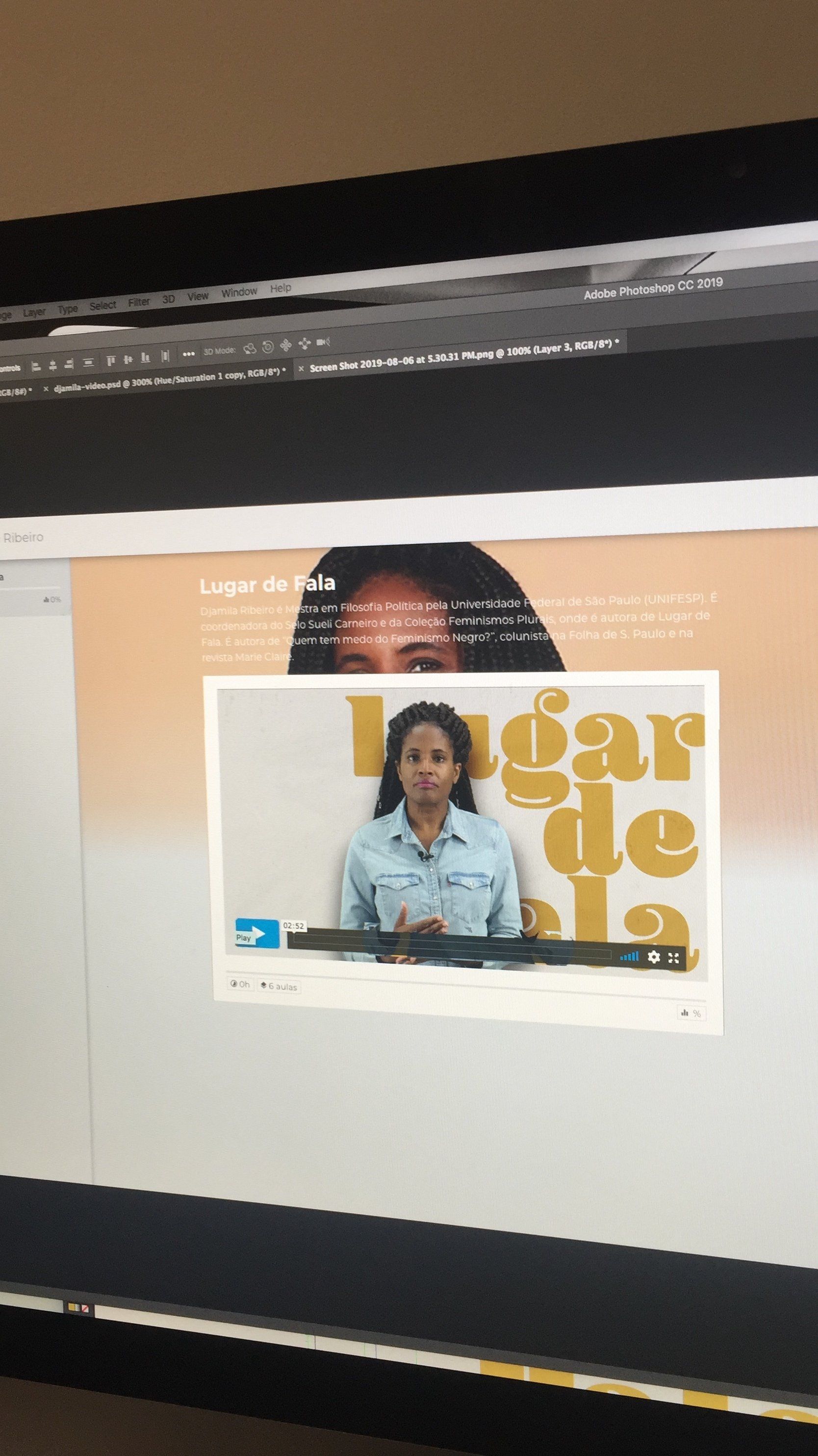 Uma foto de uma mulher na tela de um computador que diz lugar de la