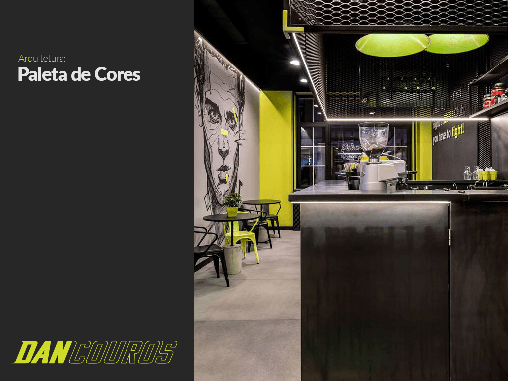 Uma foto de um restaurante com mesas e cadeiras.