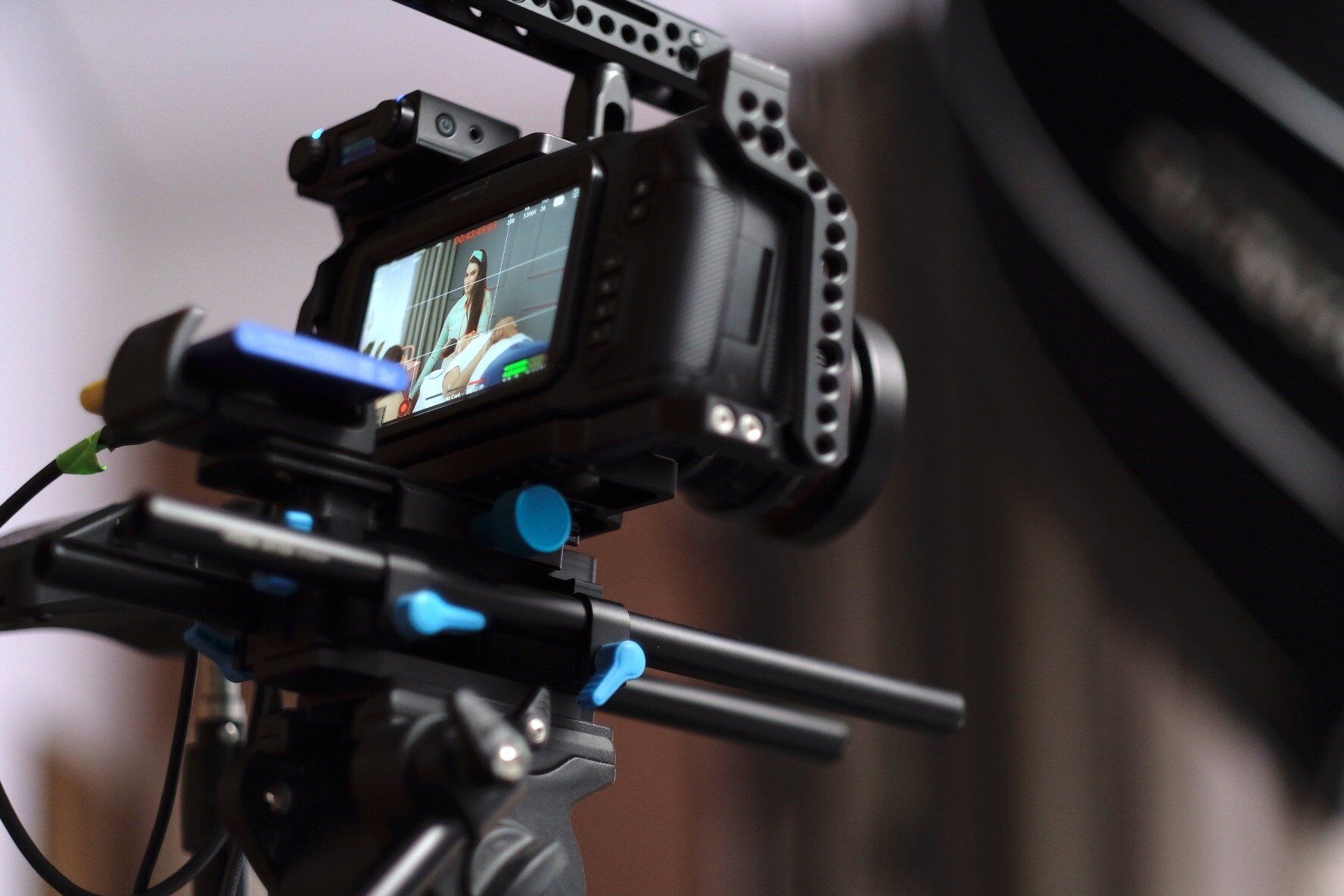 Um close de uma câmera de vídeo em um tripé