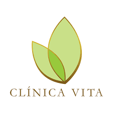 Logotipo com folhas verdes e contorno dourado, com o texto