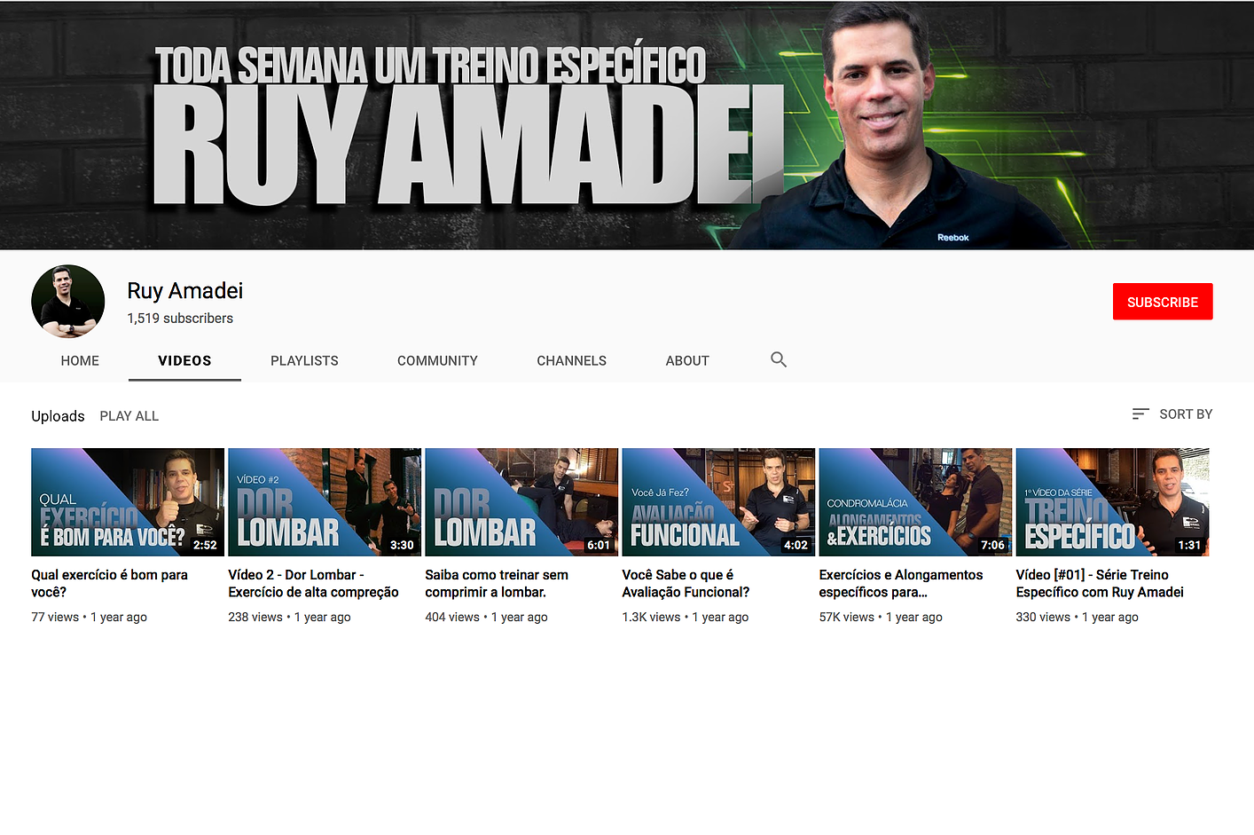 Um homem está parado em frente a uma parede de tijolos em um canal do YouTube.