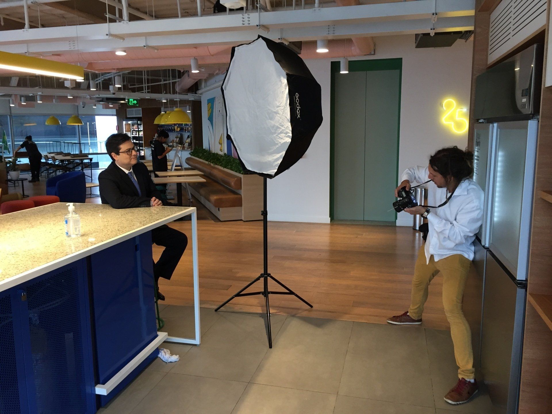 Uma mulher está tirando uma foto de um homem de terno