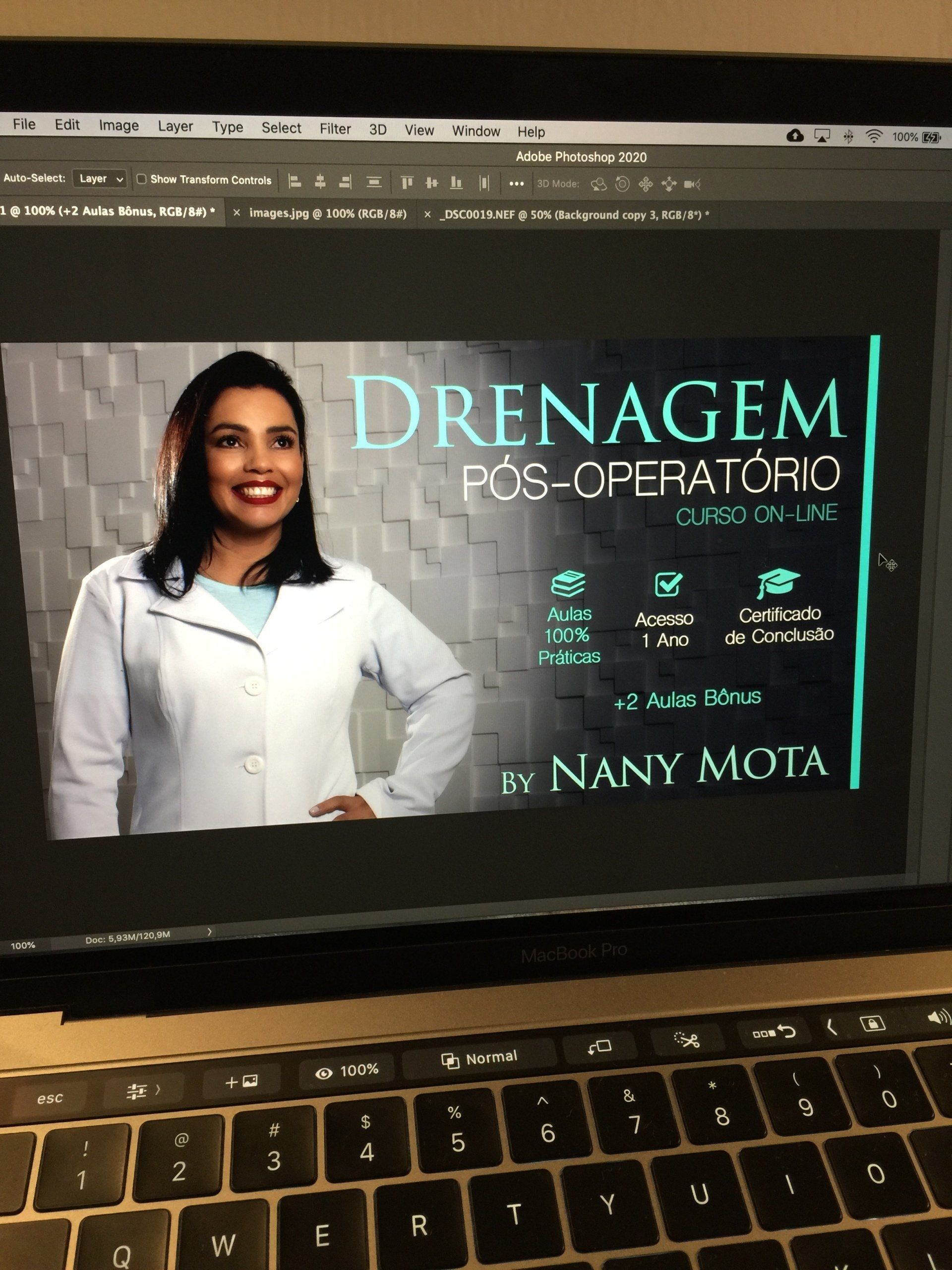 Uma mulher com jaleco está na tela de um computador que diz 