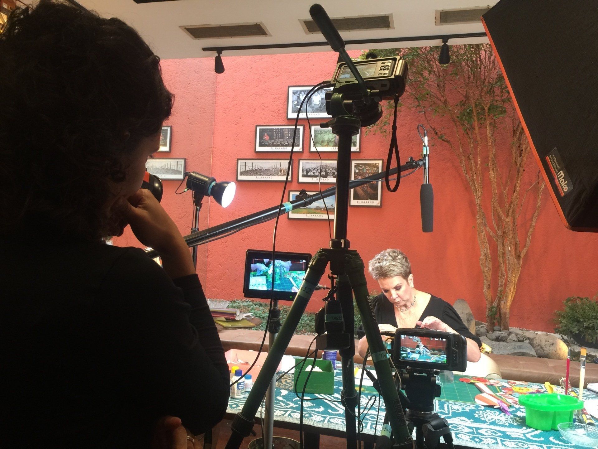 Um homem está tirando uma foto de uma mulher com uma câmera