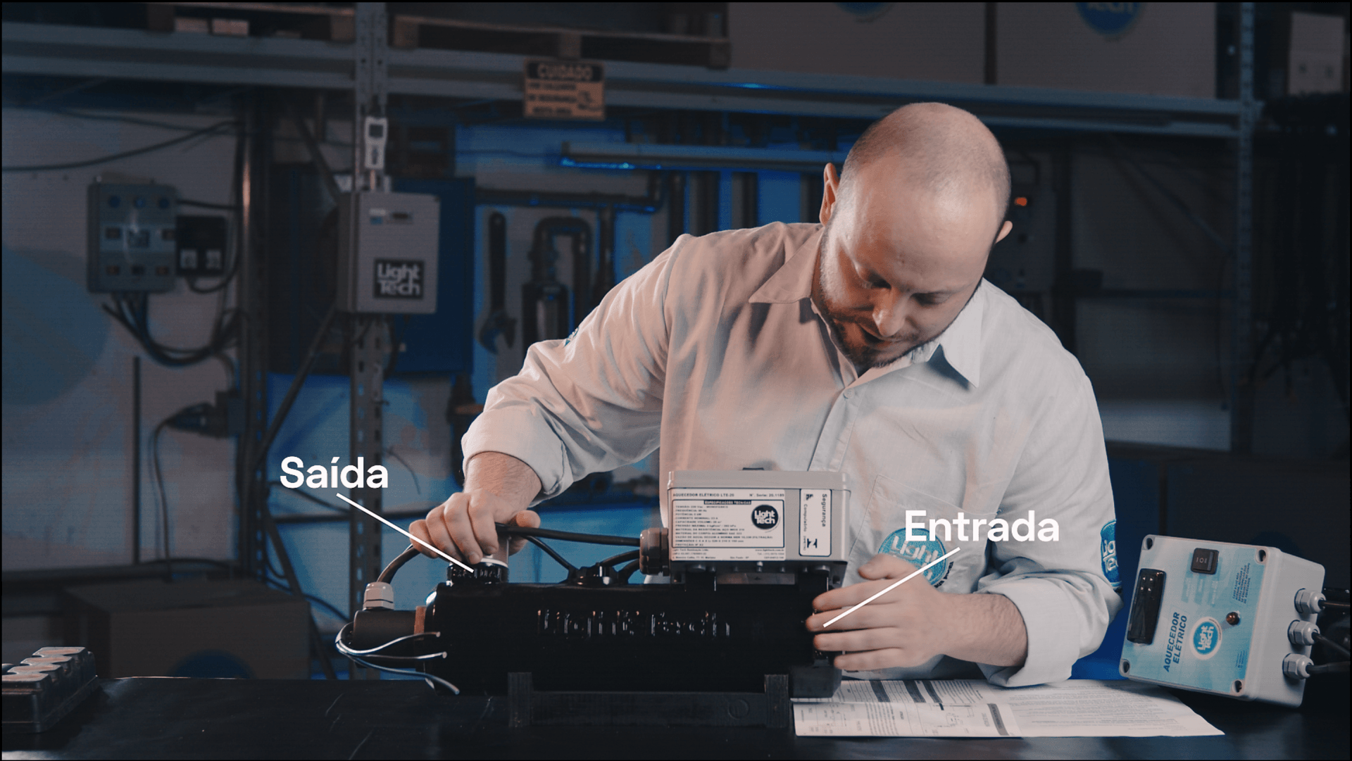 Um homem está trabalhando em um computador em um quarto escuro.