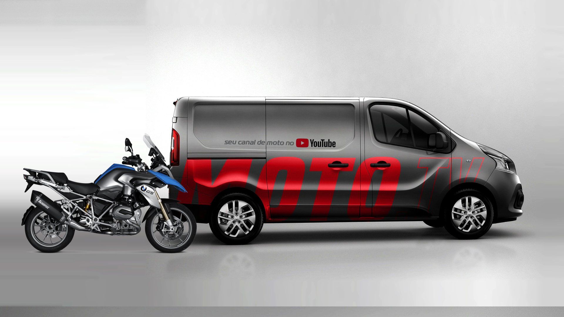 Uma motocicleta está sendo rebocada por uma van.