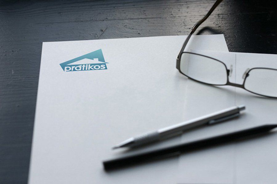 Um par de óculos em cima de um pedaço de papel