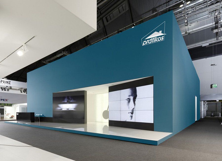 Um grande edifício azul com um logotipo de tubarão