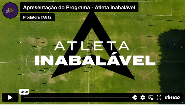 Uma vista aérea de um campo de futebol que diz Atleta inabalável