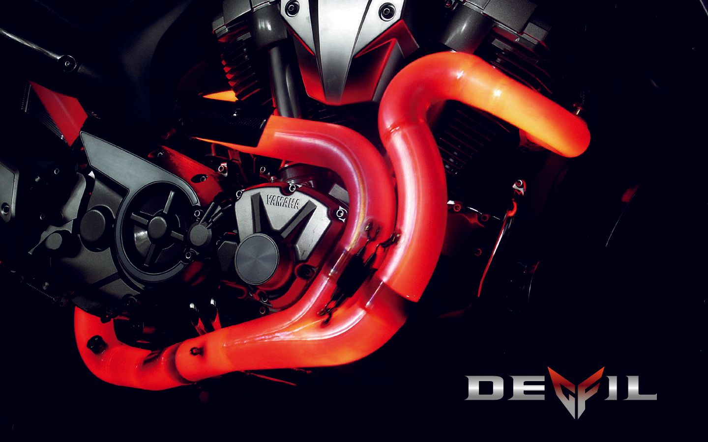 Uma motocicleta do diabo com canos vermelhos em um fundo preto