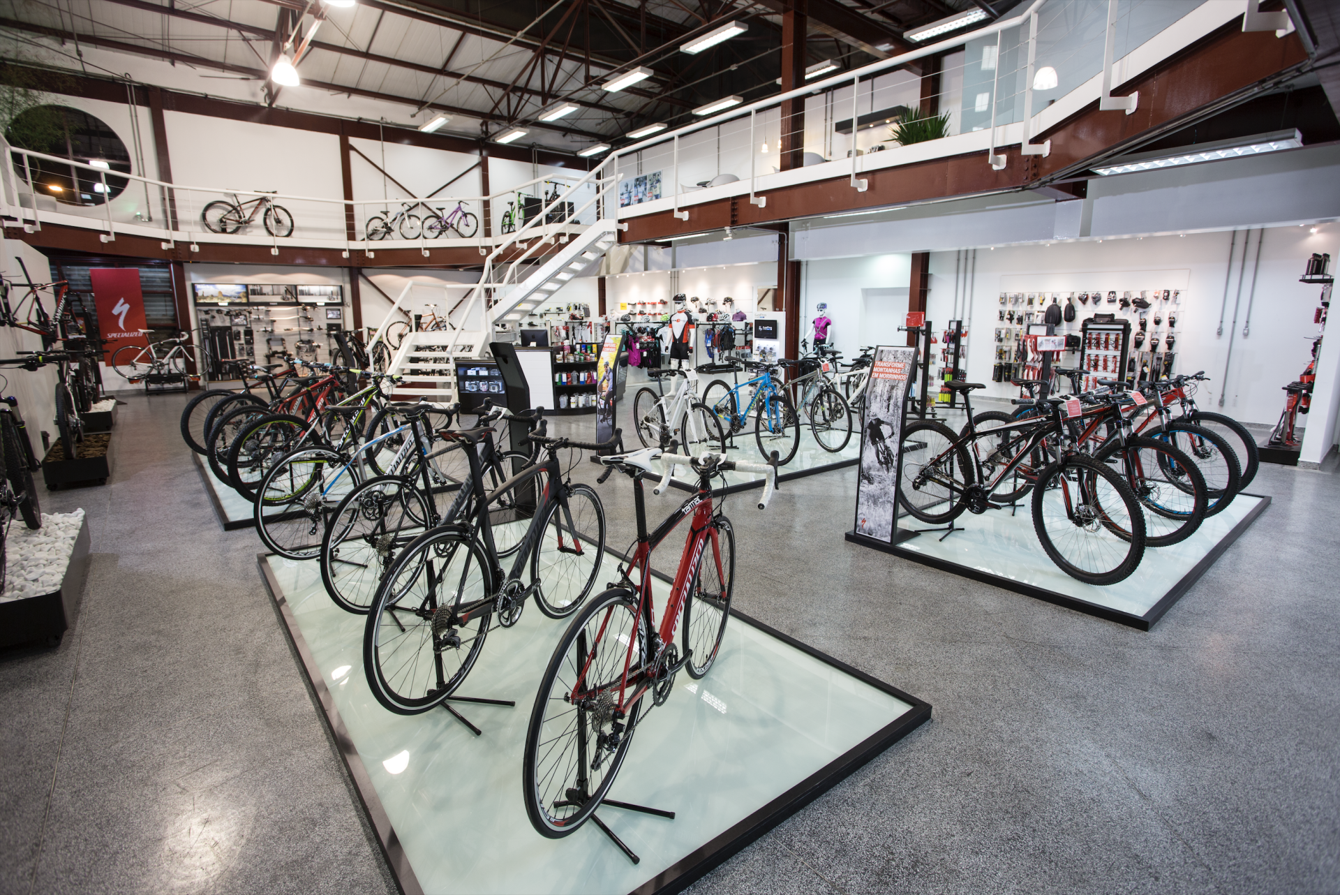 Uma loja cheia de bicicletas em exposição