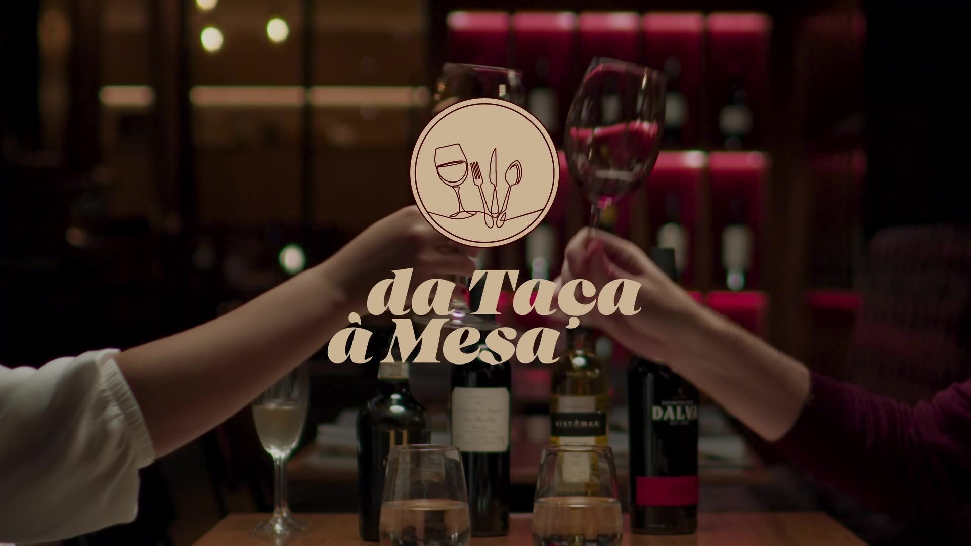 Duas pessoas brindando com taças de vinho, logotipo