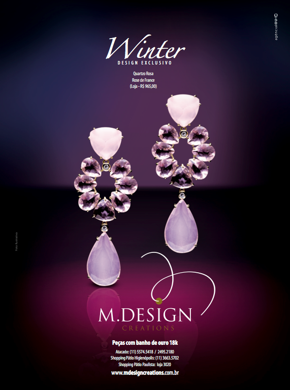 Um par de brincos com pedras roxas sobre fundo roxo.