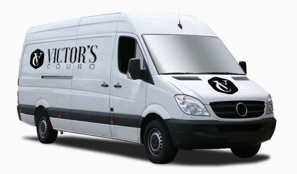 Uma van branca que diz que Victor está do lado