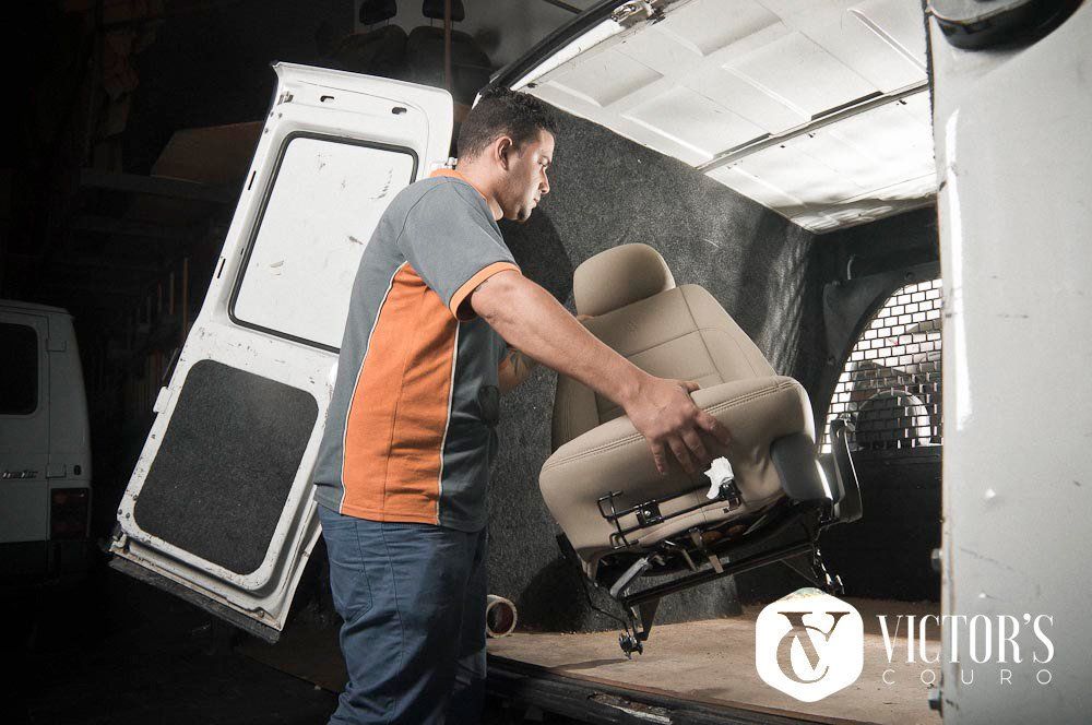 Um homem está sentado na parte de trás de uma van.