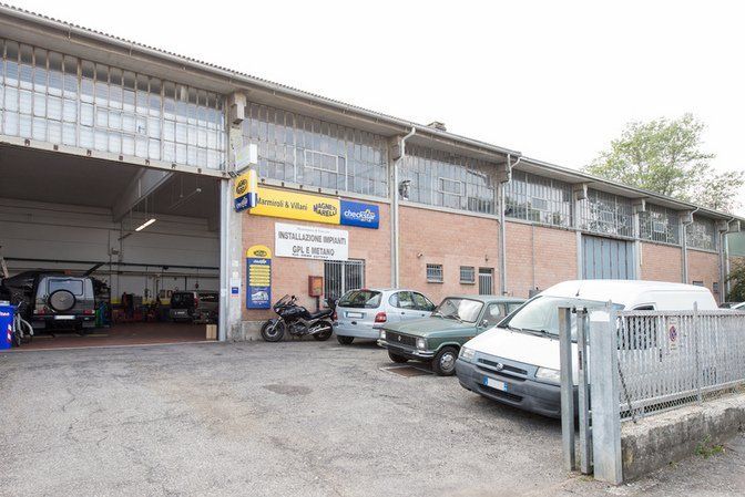 parcheggio di un'officina