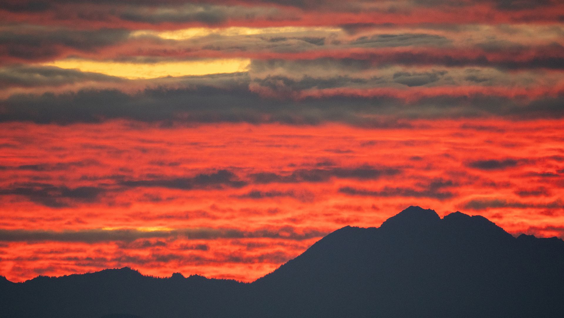 image of a sunset over the mountains from Whidbey Island