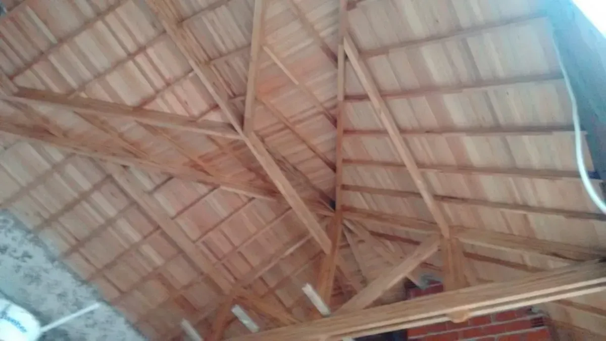 Estructura de cubierta de madera con tejas de barro.
