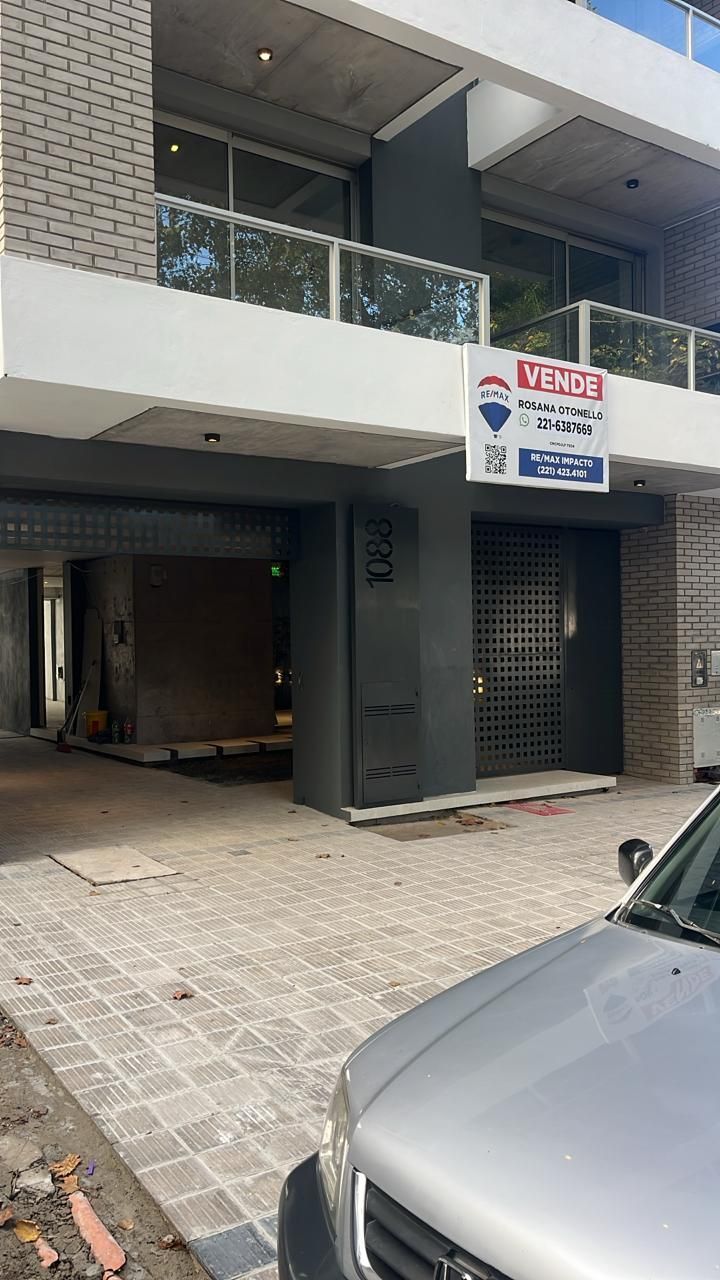 Exterior de edificio moderno, cartel de RE/MAX 