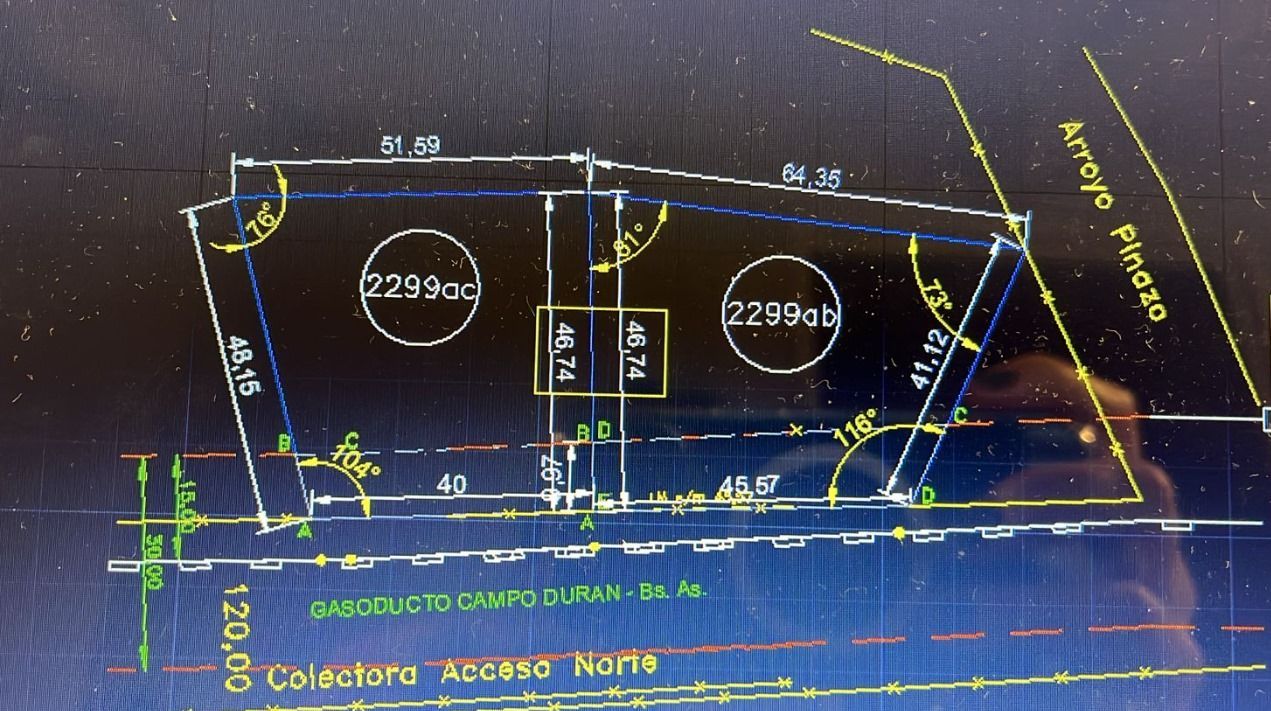 Plano arquitectónico con dimensiones, que incluye dos círculos etiquetados con números, varias líneas y anotaciones de texto.