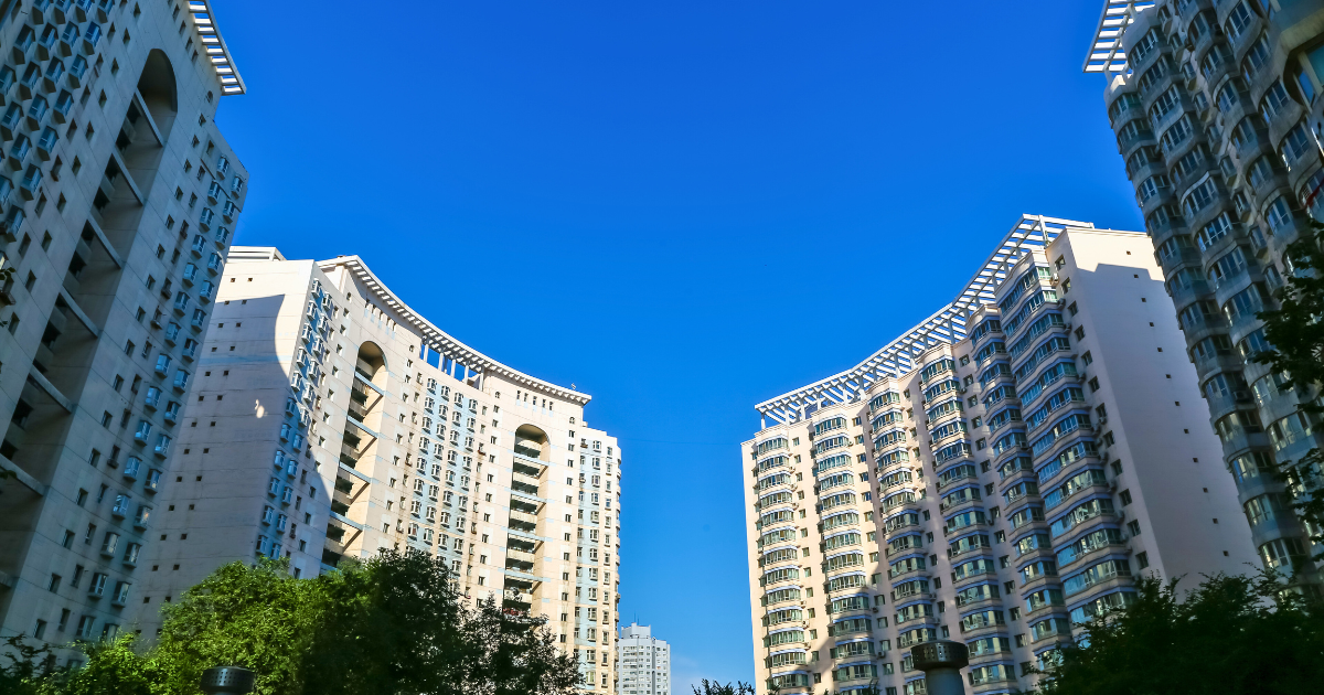 Exterior view of Florida apartment buildings, representing rental housing and tenant rights under landlord harassment laws.