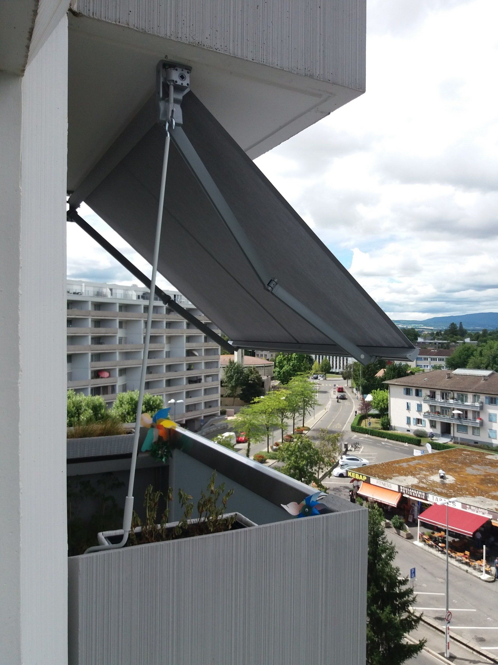Tente solaire en haut d'un immeuble