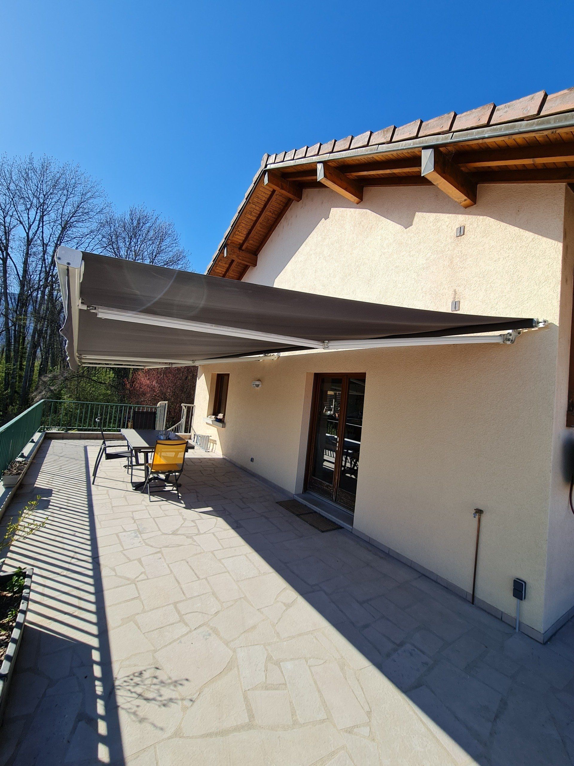 Tente solaire de terrasse et façade