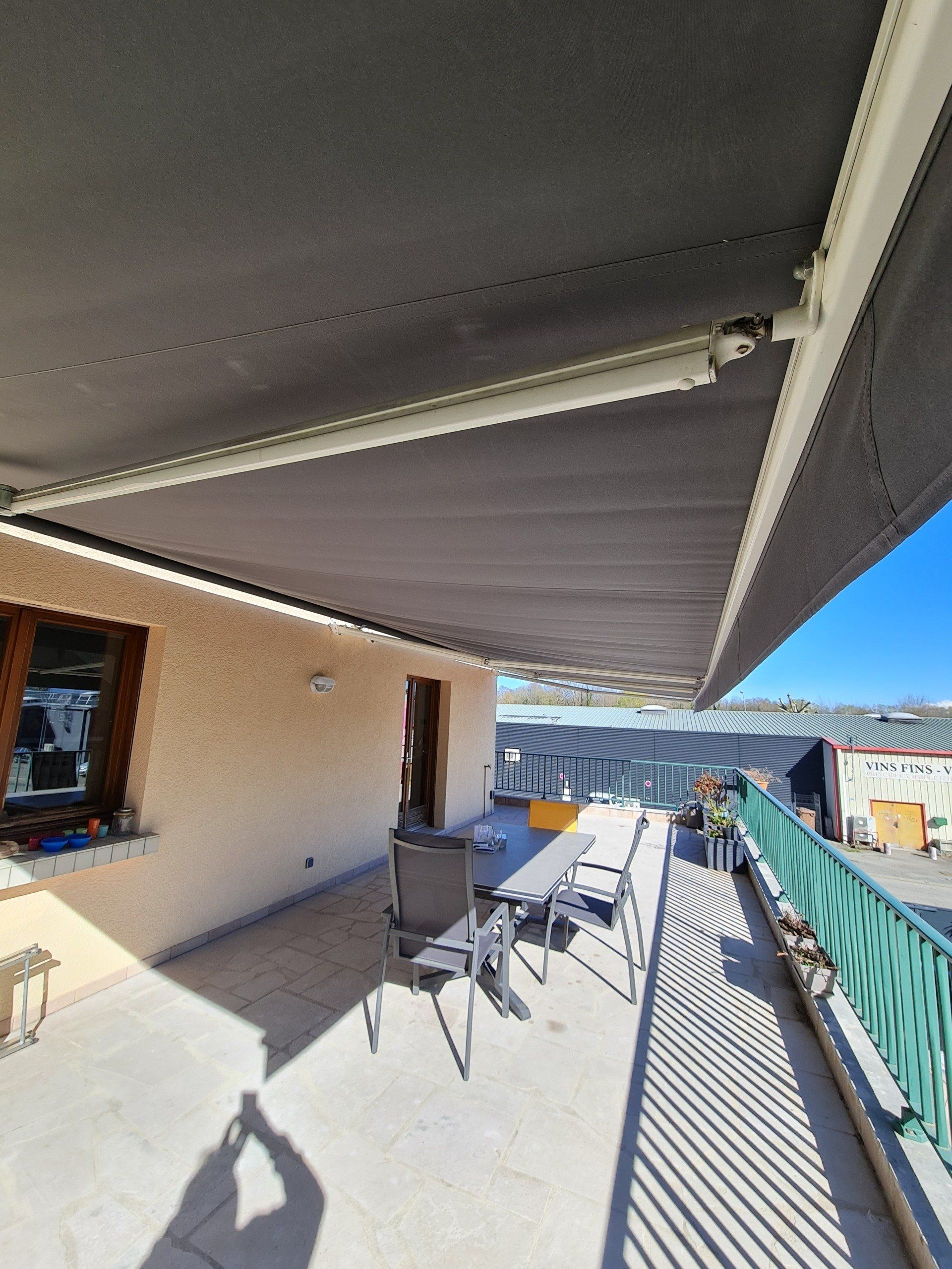 Tente solaire de terrasse et balcon vue large