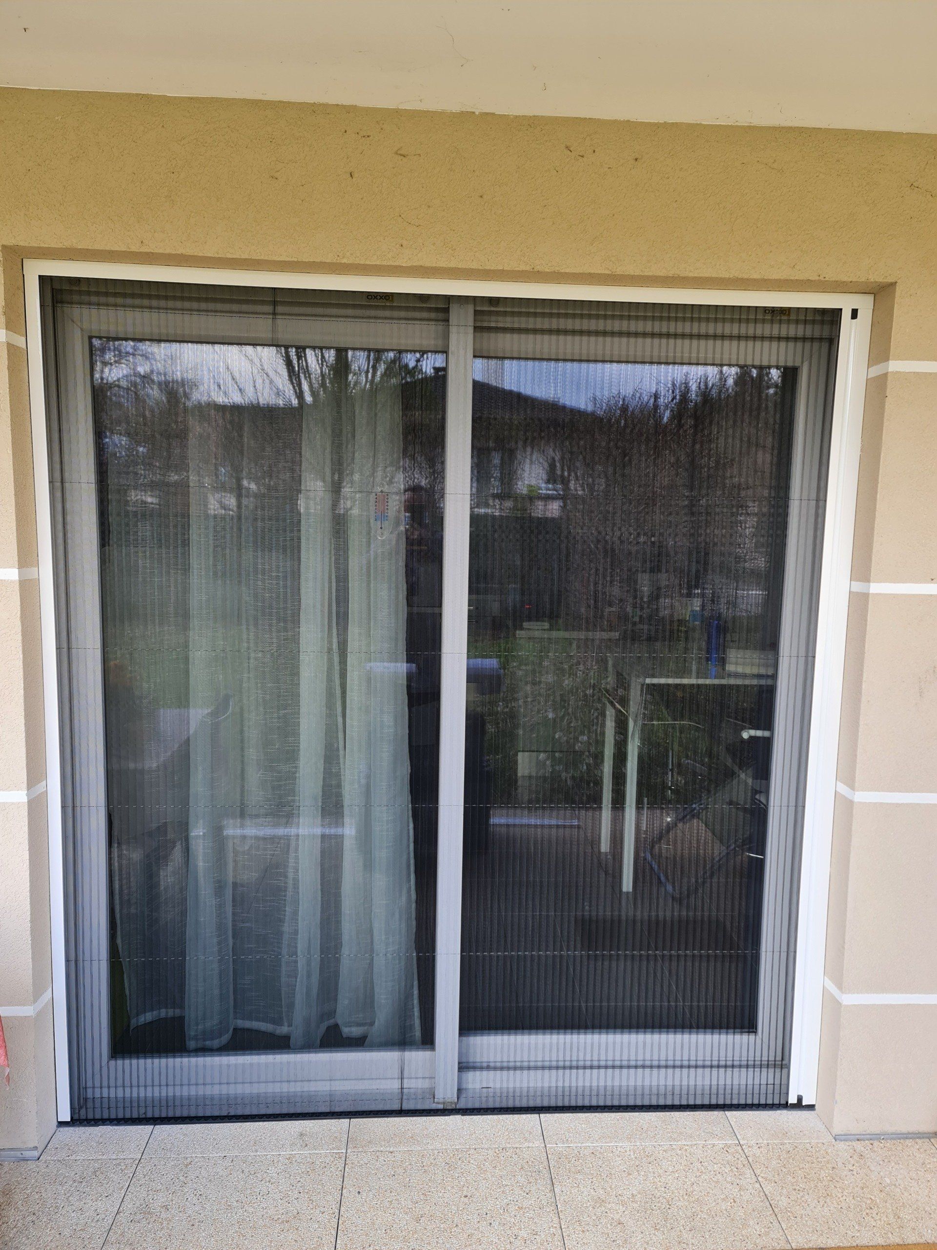 Moustiquaire noire sur porte-fenêtre