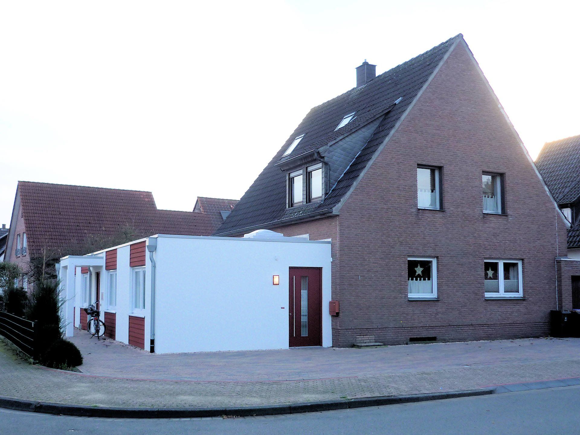 Anbau an ein Wohnhaus aus den 60-er Jahren, Erweiterung um Praxisräume