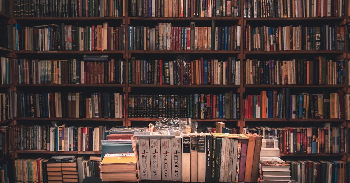 A library filled with lots of books on shelves.