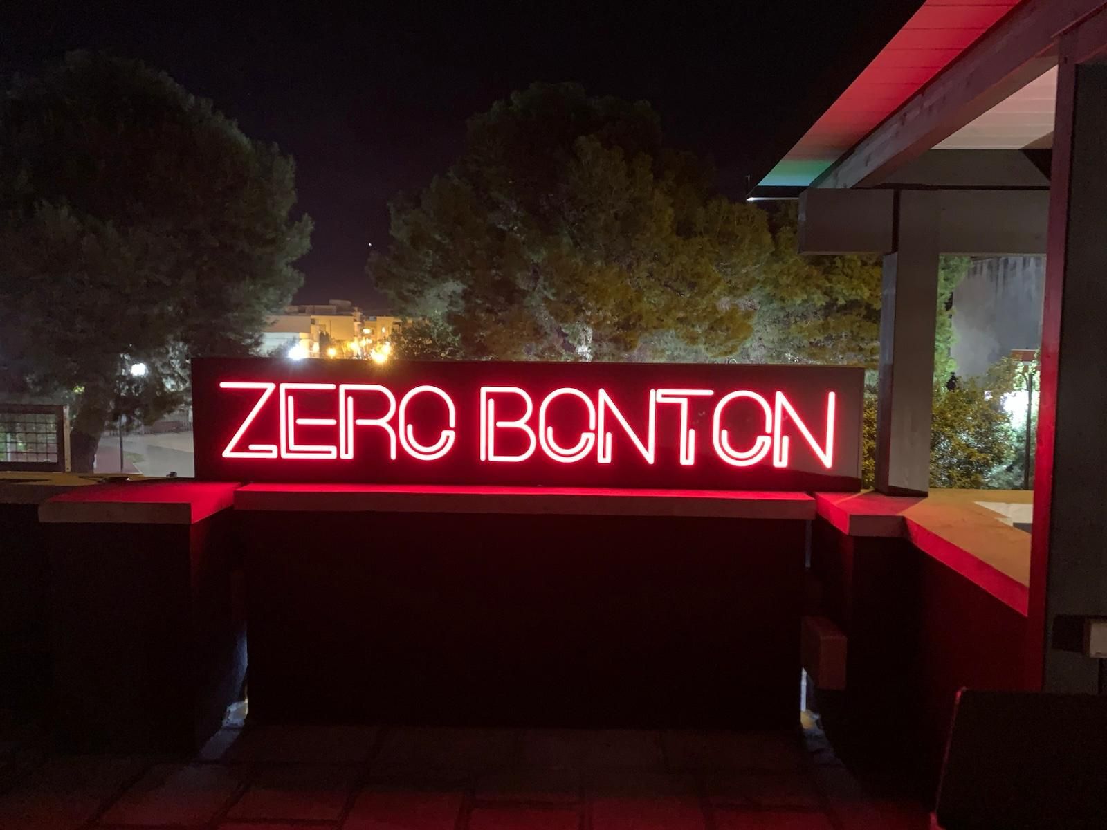 Insegna al neon con la scritta 