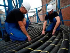 hombres trabajando con cables