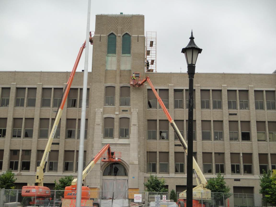 A large building with a street light in front of it.