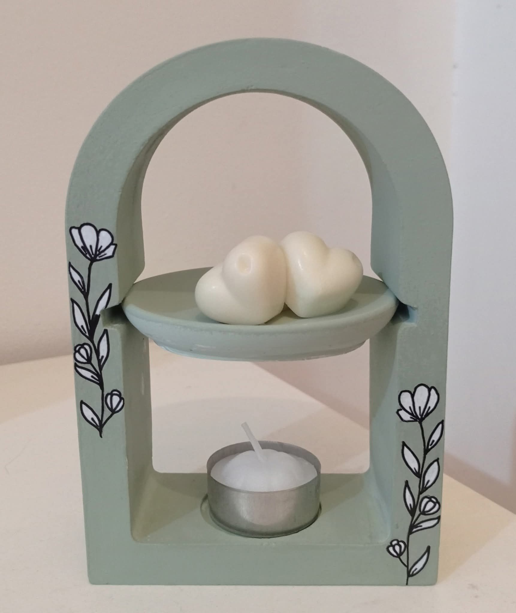 Calentador de cera color verde salvia con pastillas de cera en forma de corazón 