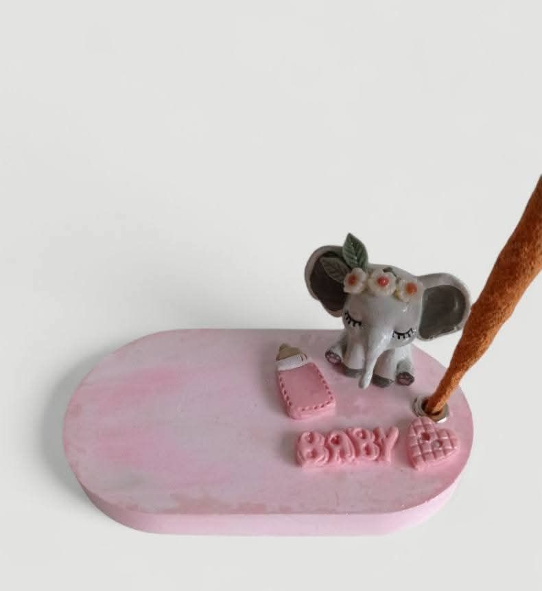 Accesorio de escritorio rosa con temática infantil: elefante, biberón, texto 