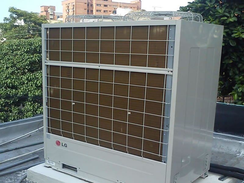 Un acondicionador de aire está sobre un techo.