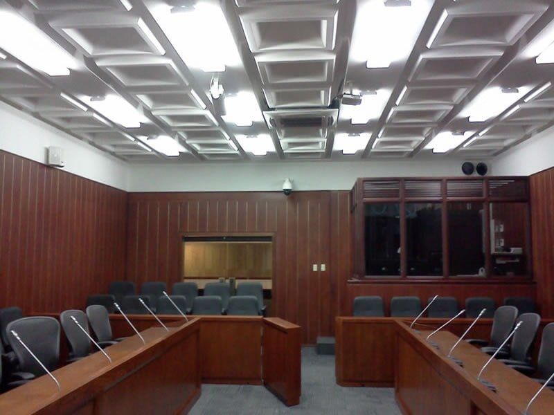 Una sala de conferencias con mesas largas y sillas.