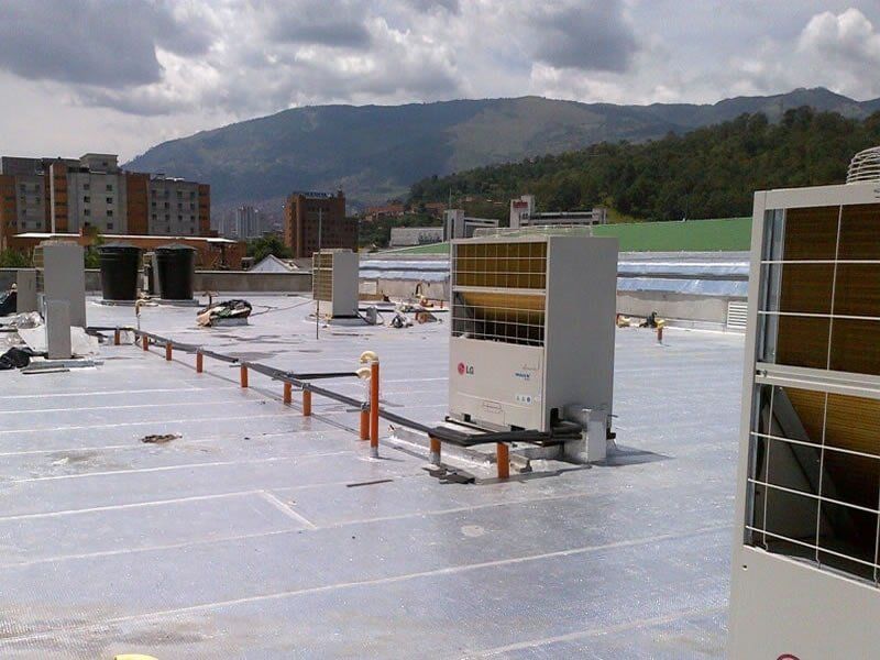 Una azotea con muchos aparatos de aire acondicionado.
