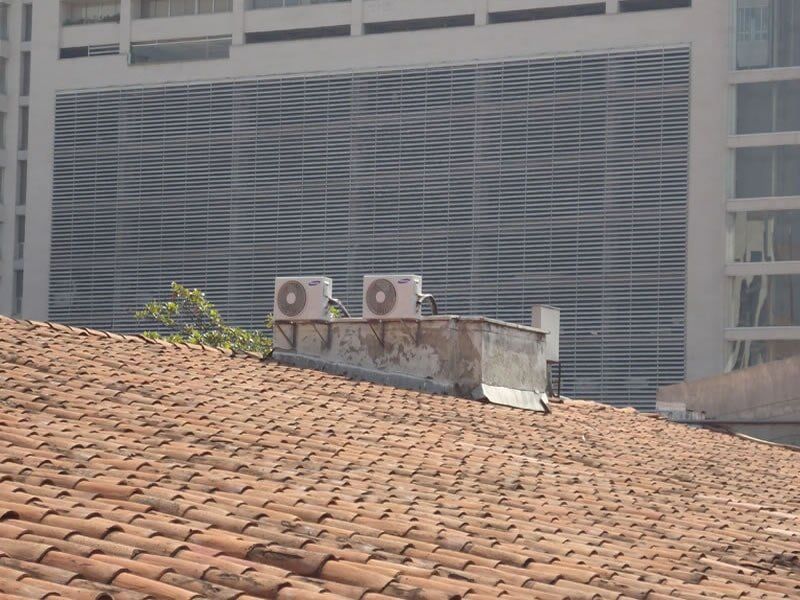 Dos aparatos de aire acondicionado en el tejado de un edificio