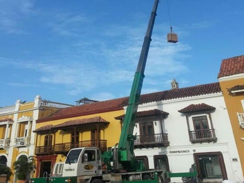 Un camión con una grúa acoplada, transportando equipos.