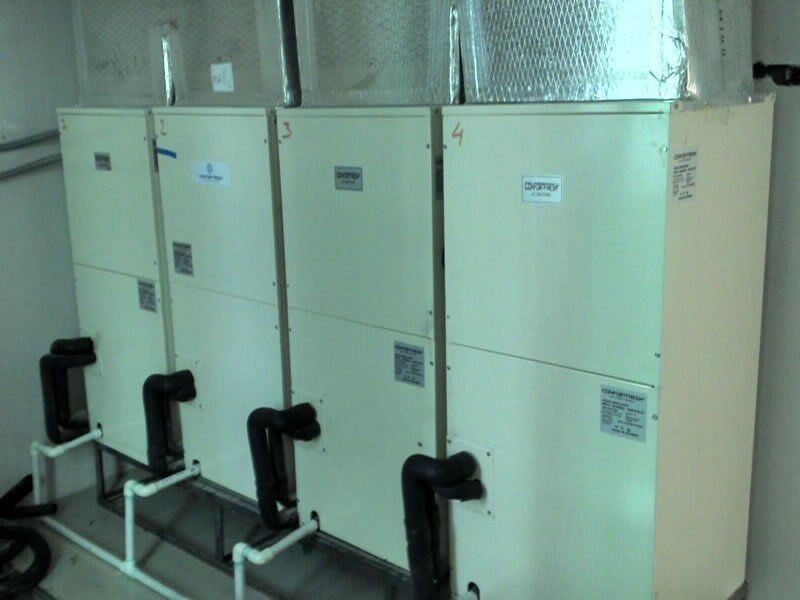 Una fila de cajas blancas colocadas una al lado de la otra en una habitación.