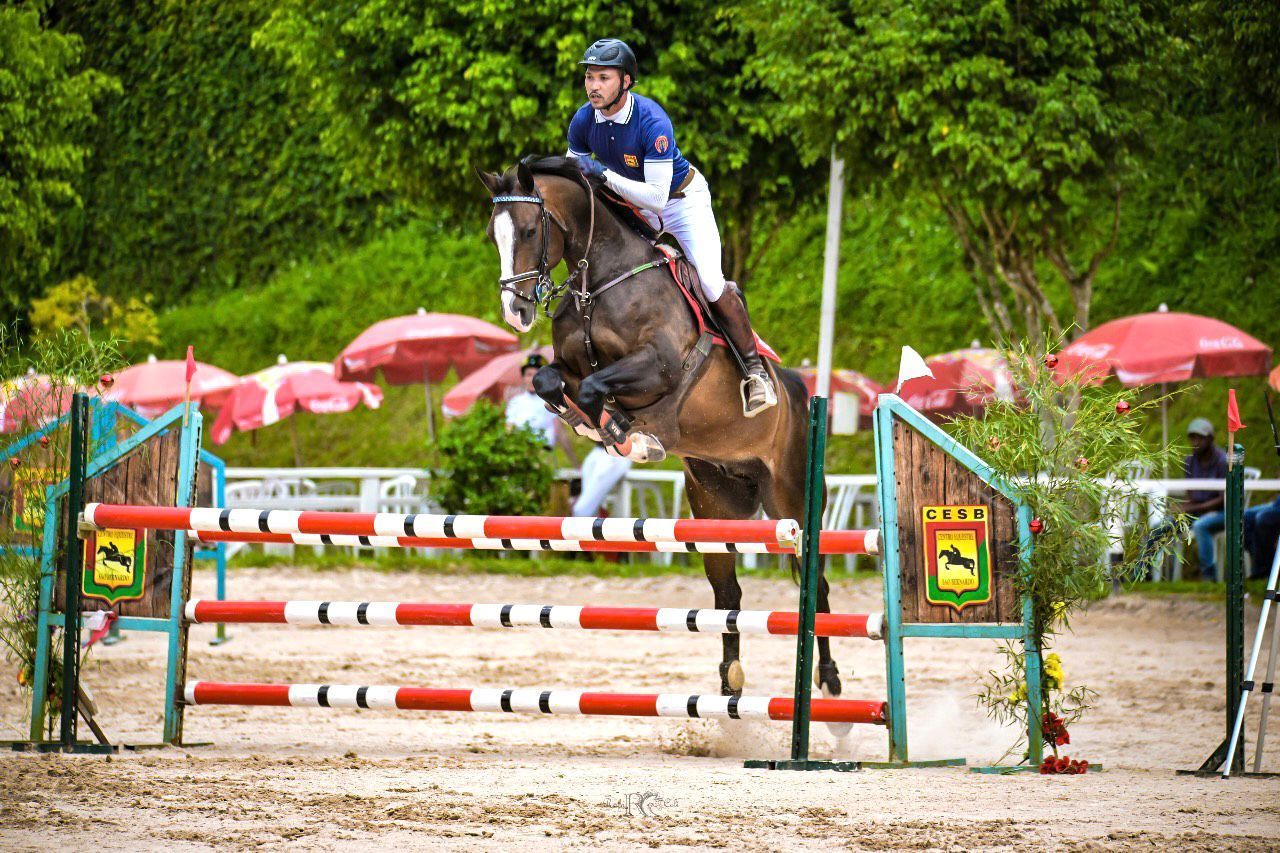 salto com cavalo