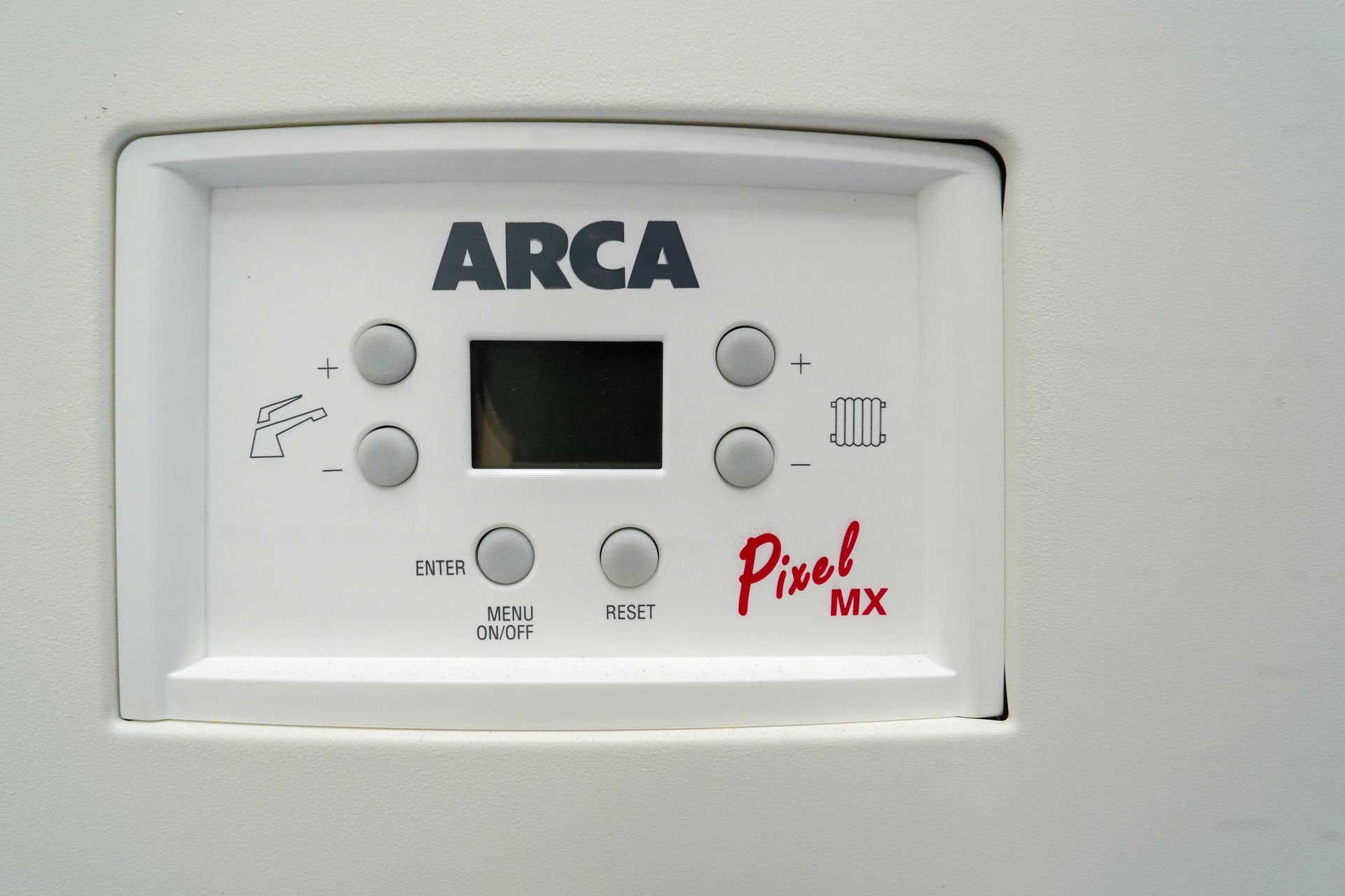 Pannello di controllo della caldaia ARCA bianco con pulsanti e piccolo display. Modello Pisol MX.