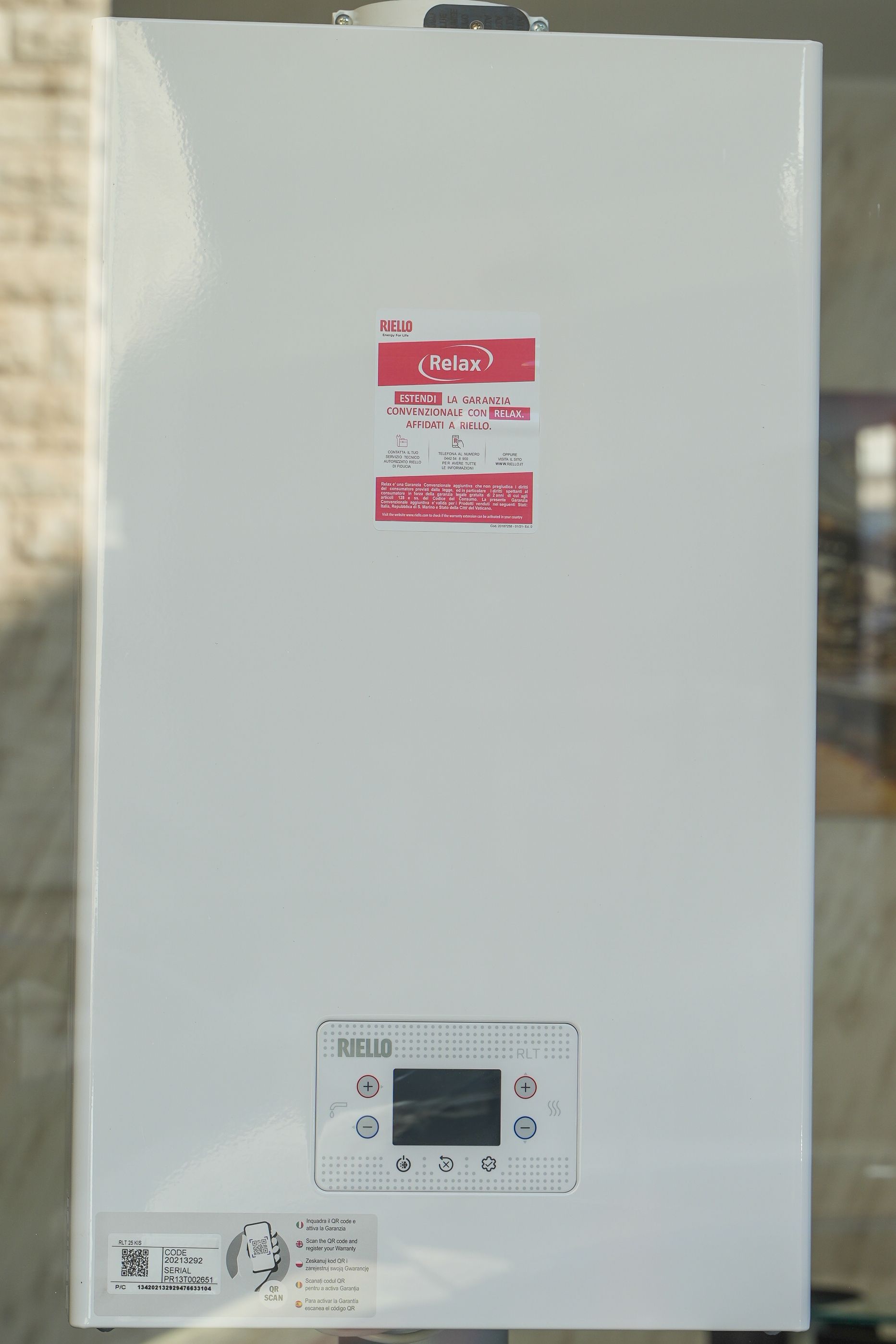 Caldaia a gas bianca rettangolare da parete con etichetta rossa e pannello di controllo.