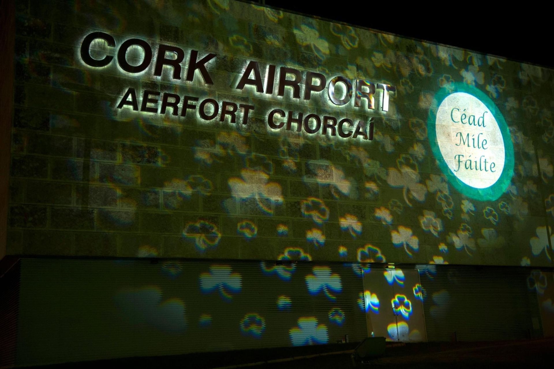a large sign that says cork airport aerfort chorga on it