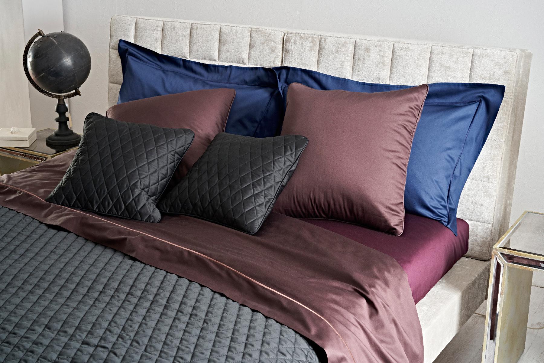 Quilt in raso di cotone Egiziano thread count 300 con interno anallergico e imbottitura 100 gr/mq. Trapunta a rombi piccoli e angoli tondi sul fondo - Ugo Home bologna