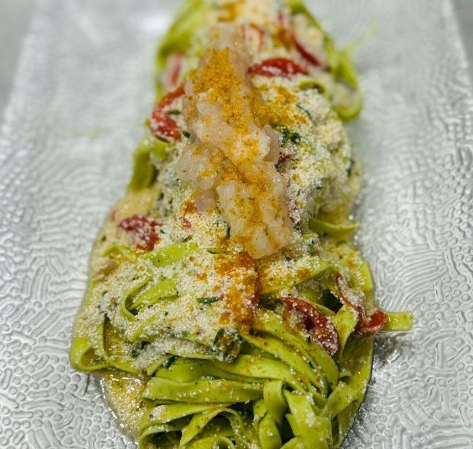 Un primo piano di un piatto di pasta su un tavolo.