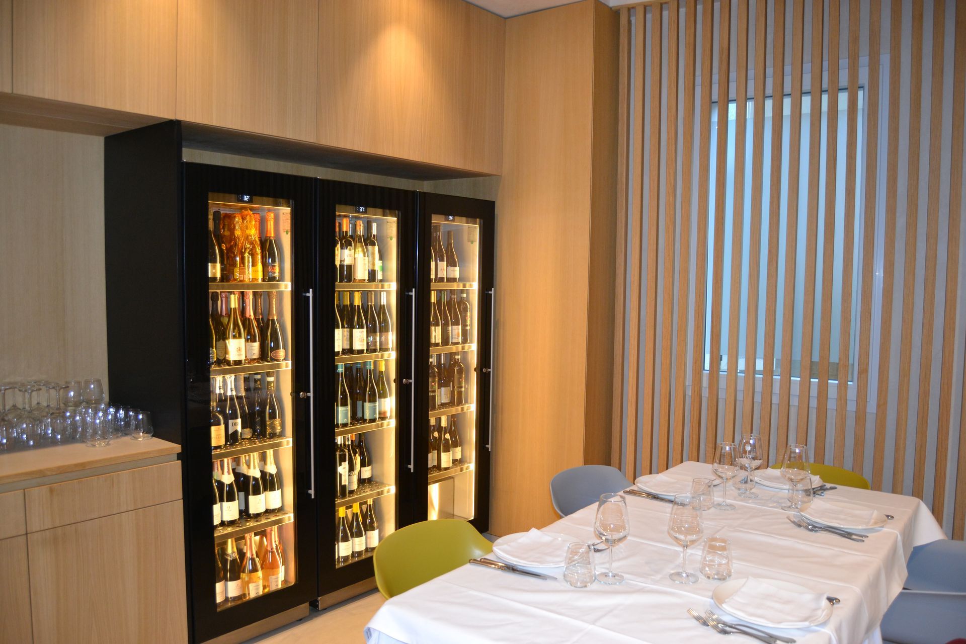 Una grande aragosta è appoggiata su un vassoio di pesce.